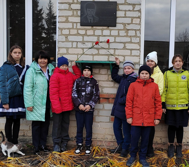 Возложение цветов к памятной доске Волченкова И.В..