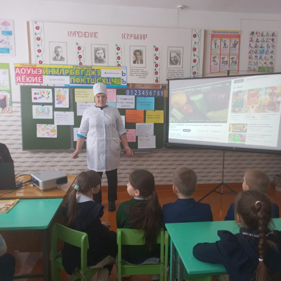 Фельдшер ФАПа на занятии по правильному питанию.